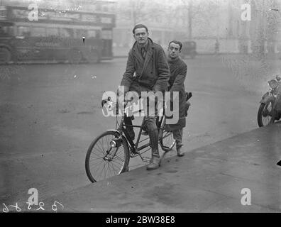 Fünfzig - dreitausend Meilen auf einem Tandem-Fahrrad . Nach Reisen 53, 000 Meilen auf einem Tandem Fahrrad, in England und im Ausland, L G Murray von Brighton und John Lamb von Liverpool, in Marble Arch, London angekommen. Foto zeigt; L G Murray (größer) und John Lamb, bei ihrer Ankunft in Marble Arch. 31 Dezember 1933 Stockfoto