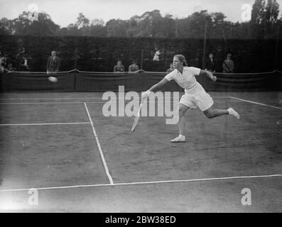 Jugendliche Tennis-Stars treffen sich in Wimbledon , um nationalen Titel zu entscheiden. Es gab einen Rekord-Eintrag für die British National Junior Lawn Tennis Championships, die in Wimbledon eröffnet. Foto zeigt Miss A Bypass in feiner Aktion in den Eröffnungsrunden des Turniers. 10. September 1934 Stockfoto