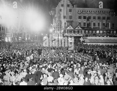 Reichswehr nimmt zum ersten Mal am Nazi-Kongress Teil. Die Reichswehr nahm zum ersten Mal an einem Nazi-Kongress Teil, als eine Reichswehr-Band auf dem Adolf-Hitler-Platz in Nürnberg, wo der Kongress gerade stattfindet, eine große Menge unterhielt. Foto zeigt, die Menge, die der Reichswehr-Band im Adolf Hitler, Platz, Nürnberg zuhört. September 1934 Stockfoto