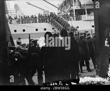 Erste Troopship der Saison . Die erste Truppenschaft der Saison, die Southampton verlassen wurde die SS Neuralia. Sie nimmt ein Bataillon des Royal Berkshire Regiments und andere Abteilungen nach Bombay. Foto zeigt, Truppen gehen an Bord der SS Neuralia in Southampton. September 1934 Stockfoto