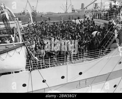 Erste Troopship der Saison . Die erste Truppenschaft der Saison, die Southampton verlassen wurde die SS Neuralia. Sie nimmt ein Bataillon des Royal Berkshire Regiments und andere Abteilungen nach Bombay. Foto zeigt, Truppen gehen an Bord der SS Neuralia in Southampton. September 1934 Stockfoto