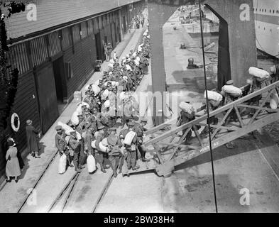 Erste Troopship der Saison . Die erste Truppenschaft der Saison, die Southampton verlassen wurde die SS Neuralia. Sie nimmt ein Bataillon des Royal Berkshire Regiments und andere Abteilungen nach Bombay. Foto zeigt, Truppen gehen an Bord der SS Neuralia in Southampton. September 1934 Stockfoto