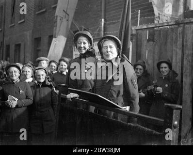 Frau Booth besucht den Standort des ersten Armeeheldes, um das Jubiläum zu feiern. Foto zeigt, Frau Bramwell Booth (Florence Eleanor Soper) und Kommissarin Catherine Bramwell Booth führt die Prozession auf den Ort der ersten Unterkunft in Hanbury Street. 27. September 1934 Stockfoto