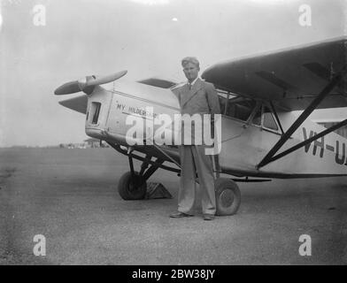 Junger Flieger kommt in Croydon nach Australien England Flugrekord brechen. Hat sie alle überrascht. Foto zeigt, Herr James Melrose mit seinem Flugzeug bei der Ankunft in Croydon. 28. September 1934 Stockfoto