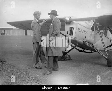 Junger Flieger kommt in Croydon nach Australien England Flugrekord brechen. Hat sie alle überrascht. Foto zeigt, Herr James Melrose mit seinem Flugzeug bei der Ankunft in Croydon. 28. September 1934 Stockfoto