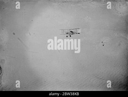 Junge Australierin macht sich auf den Weg zu ihrem ersten Langstreckenflug nach Australien. Miss Freda Thompson nimmt von Lympe Aerodrome auf ihrem eineineineinigen Flug. 29. September 1934 Stockfoto