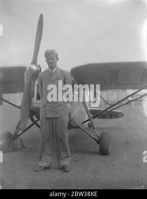 Junger Flieger kommt in Croydon nach Australien England Flugrekord brechen. Hat sie alle überrascht. Foto zeigt, Herr James Melrose mit seinem Flugzeug bei der Ankunft in Croydon. 28. September 1934 Stockfoto