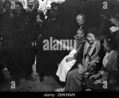 Frau Booth besucht den Standort des ersten Armeeheldes, um das Jubiläum zu feiern. 27. September 1934 Stockfoto