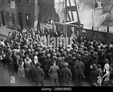 Frau Booth besucht die erste Militärhütte, um das Jubiläum zu feiern. Foto zeigt, eine allgemeine Ansicht der Sitzung. 27. September 1934 Stockfoto