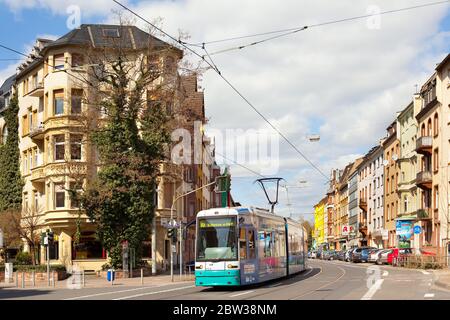 Frankfurt West, Frankfurt, Hessen, Deutschland - Straßenbahn in einem Wohnviertel. Stockfoto