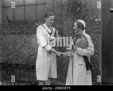 Gewinner der Junioren-Hallenmeisterschaften in Dulwich . Miss B Batt besiegte Miss R Jarvis mit 6 - 3, 7 - 5 und D J Cook besiegte B Curti mit 6 - 3, 6 - 0 im Finale der Junioren-Hallenmeisterschaften in Dulwich. Foto zeigt ; Miss B Batt , Gewinner der Mädchen "Meisterschaft, mit D J Cook , Gewinner der Jungen ", Händeschütteln nach dem Wettbewerb. 6. Januar 1934 30er, 30er, 30er, 30er, 30er, 30er, 30er Stockfoto