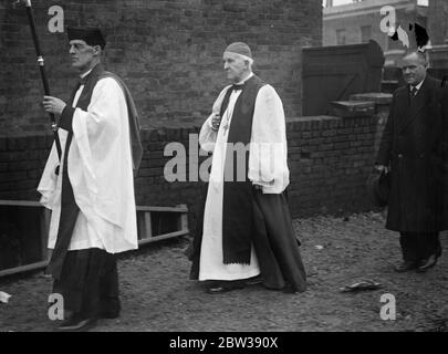 Erzbischof von Canterbury legt Eckstein der neuen Wohnungen in London. Der Erzbischof von Canterbury legte den Grundstein für 52 Cottage-Wohnungen in Lifford Road, Cold Harbour Lane, Brixton. Foto zeigt ; der Erzbischof von Canterbury Ankunft für die Zeremonie . 17. Januar 1934 30er, 30er, 30er, 30er, 30er, 30er Jahre Stockfoto