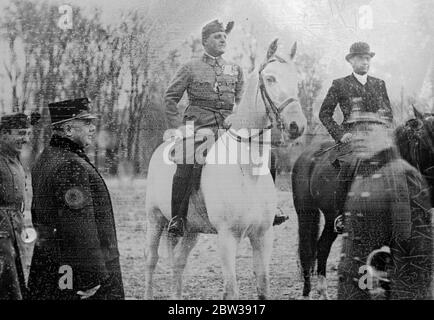 Major Fey 's schießen, um Befehl gegen Nazis zu töten - Gewehre und Bajonette ausgegeben, um österreichische Heimwehr. Major Emil Fey , Vizekanzler von Österreich , der gerade das Ressort Öffentliche Sicherheit übernommen hat . hat sich durch die strengsten Maßnahmen zur Unterdrückung der NS-Gewalt entschieden . Er hat gerade einen bemerkenswerten Schieß erteilt, um Befehl an Patrouillen des Schutzkorps (Verteidigungskraft der besonderen Gendarmen) zu töten, und die Heimwehr haben ähnliche Anweisungen erhalten. Der Volltext des Befehls ist schießen tot jede Person erwischt rot in Platzierung Sprengstoff und auch jemand in der Nähe der Szene einer Explosion w Stockfoto