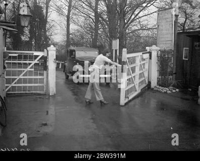 Einer der wenigen links . Toll Gate gehalten von Mädchen in Hosen. Eines der wenigen verbleibenden Mauttore in Großbritannien ist in Bourne End, wo Reisende haben, um einen Schilling zahlen, um die Brücke von Buckinghamshire nach Berkshire zu überqueren. Das Tor wird von Miss E F Wheeler gehalten, die Hosen trägt. Foto zeigt ; Miss E F Wheeler öffnet die Mautstelle . 13. Januar 1934 30er, 30er, 30er, 30er, 30er, 30er Jahre Stockfoto