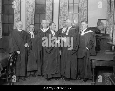 Neuer Minister für berühmte Londoner Kapelle . Der Reverend William Paxton wurde in Union Chapel, Islington, dem berühmten Gemeindezentrum aufgenommen. Foto zeigt ; Reverend William Paxton ( rechts ) wird nach der Induktion Service von Dr. J B Jones von Bournemouth gratuliert . 11. Januar 1934 30er, 30er, 30er, 30er, 30er, 30er Jahre Stockfoto