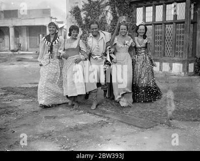 Douglas Fairbanks beginnt mit der Arbeit an seinem neuen britischen Film. Die Produktion des neuen Films "das Privatleben von Don Juan" von Douglas Fairbanks wurde in den Studios von Imperial Film Productions aufgenommen. Merle Oberon und Benita Hume sind ebenfalls in der Besetzung. Foto zeigt, Douglas Fairbanks und Merle Oberon (ganz rechts) mit anderen Mitgliedern der Besetzung. 5. April 1934 30er, 30er, 30er, 30er, 30er, 30er, 30er Stockfoto