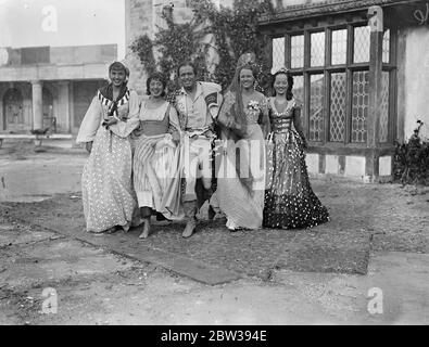 Douglas Fairbanks beginnt mit der Arbeit an seinem neuen britischen Film. Die Produktion des neuen Films "das Privatleben von Don Juan" von Douglas Fairbanks wurde in den Studios von Imperial Film Productions aufgenommen. Merle Oberon und Benita Hume sind ebenfalls in der Besetzung. Foto zeigt, Douglas Fairbanks und Merle Oberon (ganz rechts) mit anderen Mitgliedern der Besetzung. 5. April 1934 30er, 30er, 30er, 30er, 30er, 30er, 30er Stockfoto