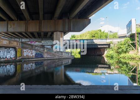 Unterseite der autobahn m6 in Nechells, Birmingham in der Nähe der Gravelly Hill Interchange auch als Spaghetti Junction bekannt Stockfoto