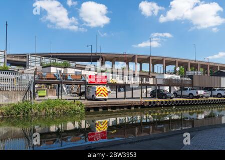 Birmingham und Fazeley Canal in Nechells, Birmingham in der Nähe der Gravelly Hill Interchange, auch bekannt als Spaghetti Junction Stockfoto