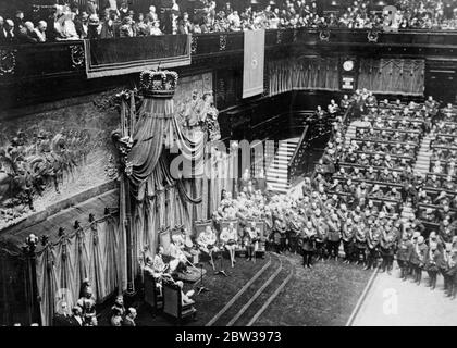 König und Mussolini eröffnen Italiens letztes parlament. Die Streitkräfte Italiens müssen effizient sein. Das letzte der italienischen Parlamente wurde in Rom von König Viktor Emmanuel und Signor Mussolini eröffnet. In Zukunft werden dem faschistischen Großen Rat legislative Befugnisse übertragen. Signor Mussolini führte die Abgeordneten in Vereidigung Treue zum König, aber die Sgewohnheit Satz "und zu seinen königlichen Nachfolgern" wurde ausgelassen. Der König sagte in seiner Rede, dass Italien Frieden und die große Garantie dafür in der Effizienz der italienischen Streitkräfte lag gewünscht. Foto zeigt ; die Szene bei der Eröffnung des neuen P Stockfoto