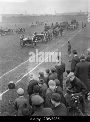 Zu sehen später bei der Royal Tournament . Mitglieder von F (Spinx) Batterie der Royal Horse Artillery, strahlend in voller Kleiduniform, wie sie Proben ihre musikalische Fahrt für das Royal Tournament bei Wormwood Scrubs. 19 April 1934 . 30er, 30er, 30er, 30er, 30er, 30er, 30er, 30er Stockfoto