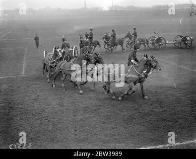 Zu sehen später bei der Royal Tournament . Mitglieder von F (Spinx) Batterie der Royal Horse Artillery, strahlend in voller Kleiduniform, wie sie Proben ihre musikalische Fahrt für das Royal Tournament bei Wormwood Scrubs. 19 April 1934 . 30er, 30er, 30er, 30er, 30er, 30er, 30er, 30er Stockfoto