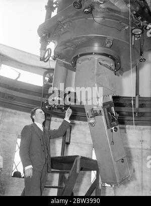 Ein riesiges neues Kamerateleskop zur Messung der Sternwärme mittels Fotografien wurde am Greenwich Observatory in Greenwich Park, London, installiert. Das Licht der Sterne fällt auf den Spiegel und geht dann mehrmals vom Reflektor zum Reflektor und durch ein Prisma, bis es schließlich die fotografische Platte erreicht. Der Spiegel des Teleskops ist 36 Zoll im Durchmesser und 6 Zoll dick und wiegt 500 lbs. Es dauerte zwei Jahre zu machen. Die Kuppel ist 34 Fuß im Durchmesser und der Beobachter kann alle komplizierten Instrumente mit dem Knopfdruck zu steuern. Foto zeigt ; die n Stockfoto