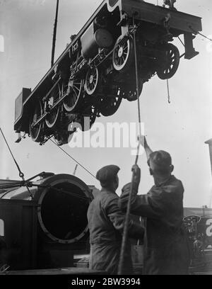 Royal Scot ab für amerikanische Tour. Britische Zug auf Chicago World 's Fair gezeigt werden. Ein kompletter Zug, der LMS Railway Flieger Royal Scot, wurde auf dem Weg nach Amerika an Bord des Frachters Beaverdale in Tilbury verladen. Es wird auf der Chicago World 's Fair ausgestellt werden, und wird danach reisen Tausende von Meilen in den Vereinigten Staaten und Kanada. 5. April 1933 30er, 30er, 30er, 30er, 30er, 30er, 30er Stockfoto