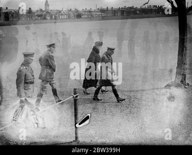 König und Königin besuchen Aldershot . Ihre Majestäten, der König und die Königin, fuhren von Windsor nach Aldershot und verbrachten den ganzen Tag damit, verschiedene Teile des Lagers zu besuchen und eine Reihe von Regimentern zu inspizieren. Foto zeigt, der König und die Königin Ankunft auf dem Paradeplatz, um die King ' s Company der Grenadier Garde zu inspizieren. 19 April 1934 . 30er, 30er, 30er, 30er, 30er, 30er, 30er, 30er Stockfoto