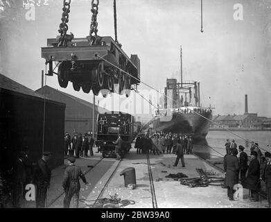 Royal Scot ab für amerikanische Tour. Britische Zug auf Chicago World 's Fair gezeigt werden. Ein kompletter Zug, der LMS Railway Flieger Royal Scot, wurde auf dem Weg nach Amerika an Bord des Frachters Beaverdale in Tilbury verladen. Es wird auf der Chicago World 's Fair ausgestellt werden, und wird danach reisen Tausende von Meilen in den Vereinigten Staaten und Kanada. 5. April 1933 30er, 30er, 30er, 30er, 30er, 30er, 30er Stockfoto