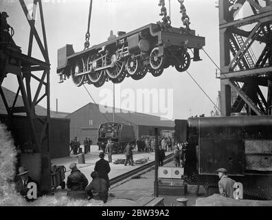 Royal Scot ab für amerikanische Tour. Britische Zug auf Chicago World 's Fair gezeigt werden. Ein kompletter Zug, der LMS Railway Flieger Royal Scot, wurde auf dem Weg nach Amerika an Bord des Frachters Beaverdale in Tilbury verladen. Es wird auf der Chicago World 's Fair ausgestellt werden, und wird danach reisen Tausende von Meilen in den Vereinigten Staaten und Kanada. 5. April 1933 30er, 30er, 30er, 30er, 30er, 30er, 30er Stockfoto