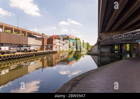 Birmingham und Fazeley Canal in Nechells, Birmingham in der Nähe der Gravelly Hill Interchange, auch bekannt als Spaghetti Junction Stockfoto