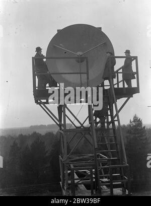 Sir Philip Sassoon weiht Zwergfunkgerät für sichereres Fliegen in Lympne ein. Sir Philip Sassoon , Staatssekretär für Luft , begleitet von Oberst Shelmerdine , Direktor der Zivilluftfahrt und Vertreter der ausländischen Regierungen , offiziell eingeweiht eine drahtlose Station, die auf der kürzesten Wellenlänge arbeitet jemals kommerziell am Lympne Aerodrome , Kent . Die Station wird auf einer Wellenlänge von acht Zoll betrieben und wird als hocheffiziente Funkverbindung über den Kanal verwendet werden, um Continental Air Services zu helfen. Ein weiterer Bahnhof wurde in St Inglevert , Frankreich gebaut, um sich anzuschließen Stockfoto