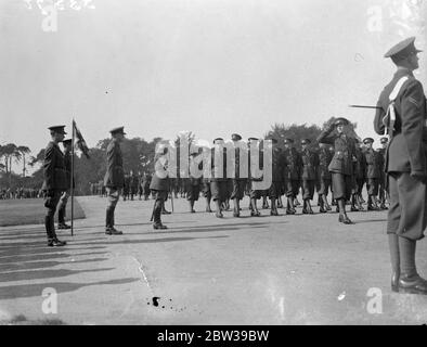 Herzog von Connaught inspiziert Kadetten an Royal Military College, Sandhurst. Der Herzog von Connaught machte seine jährliche Inspektion der Herren Kadetten an der Royal Military College Sandhurst, Camberley, Surrey. Foto zeigt; der Herzog von Connaught Inspektion der älteren Kadetten an der Hochschule. 18. September 1933 30er, 30er, 30er, 30er, 30er, 30er Jahre Stockfoto