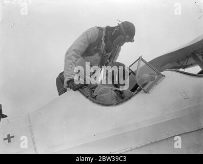 Sir Philip Sassoon weiht Zwergfunkgerät für sichereres Fliegen in Lympne ein. Sir Philip Sassoon , Staatssekretär für Luft , begleitet von Oberst Shelmerdine , Direktor der Zivilluftfahrt und Vertreter der ausländischen Regierungen , offiziell eingeweiht eine drahtlose Station, die auf der kürzesten Wellenlänge arbeitet jemals kommerziell am Lympne Aerodrome , Kent . Die Station wird auf einer Wellenlänge von acht Zoll betrieben und wird als hocheffiziente Funkverbindung über den Kanal verwendet werden, um Continental Air Services zu helfen. Ein weiterer Bahnhof wurde in St Inglevert , Frankreich gebaut, um sich anzuschließen Stockfoto