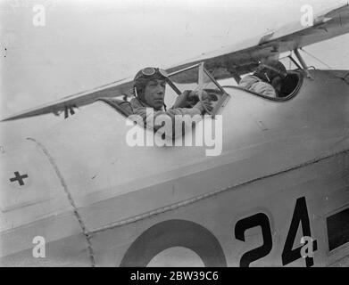 Sir Philip Sassoon weiht Zwergfunkgerät für sichereres Fliegen in Lympne ein. Sir Philip Sassoon , Staatssekretär für Luft , begleitet von Oberst Shelmerdine , Direktor der Zivilluftfahrt und Vertreter der ausländischen Regierungen , offiziell eingeweiht eine drahtlose Station, die auf der kürzesten Wellenlänge arbeitet jemals kommerziell am Lympne Aerodrome , Kent . Die Station wird auf einer Wellenlänge von acht Zoll betrieben und wird als hocheffiziente Funkverbindung über den Kanal verwendet werden, um Continental Air Services zu helfen. Ein weiterer Bahnhof wurde in St Inglevert , Frankreich gebaut, um sich anzuschließen Stockfoto