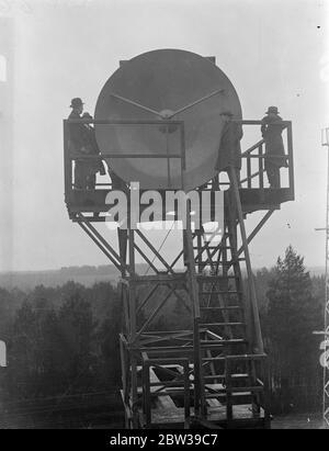 Sir Philip Sassoon weiht Zwergfunkgerät für sichereres Fliegen in Lympne ein. Sir Philip Sassoon , Staatssekretär für Luft , begleitet von Oberst Shelmerdine , Direktor der Zivilluftfahrt und Vertreter der ausländischen Regierungen , offiziell eingeweiht eine drahtlose Station, die auf der kürzesten Wellenlänge arbeitet jemals kommerziell am Lympne Aerodrome , Kent . Die Station wird auf einer Wellenlänge von acht Zoll betrieben und wird als hocheffiziente Funkverbindung über den Kanal verwendet werden, um Continental Air Services zu helfen. Ein weiterer Bahnhof wurde in St Inglevert , Frankreich gebaut, um sich anzuschließen Stockfoto