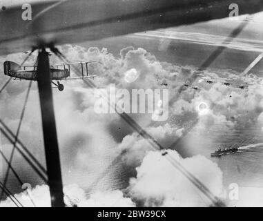 Navy gegen Luftwaffe in der Nordsee Schlacht . Die größte mimische Meer und Luft "Schlacht" jemals in Großbritannien organisiert, fand vor der Küste von Schottland. Über 140 Flugzeuge von elf Arten, fliegende Boote, Schlachtschiffe, Flugzeugträger, Kreuzer und Zerstörer nahmen Teil. Foto zeigt ; , Flugzeug der No 40 Geschwader mit den Wolken als Abdeckung in Bereitschaft, "Feind" Schiffe bombardieren . September 1933 30er, 30er, 30er, 30er, 30er, 30er, 30er Stockfoto