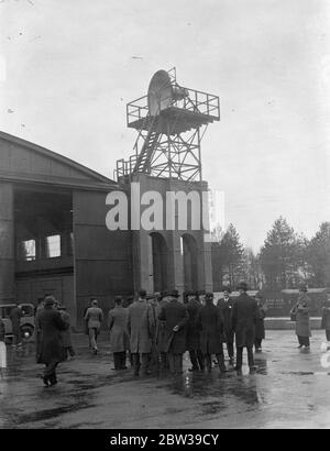 Sir Philip Sassoon weiht Zwergfunkgerät für sichereres Fliegen in Lympne ein. Sir Philip Sassoon , Staatssekretär für Luft , begleitet von Oberst Shelmerdine , Direktor der Zivilluftfahrt und Vertreter der ausländischen Regierungen , offiziell eingeweiht eine drahtlose Station, die auf der kürzesten Wellenlänge arbeitet jemals kommerziell am Lympne Aerodrome , Kent . Die Station wird auf einer Wellenlänge von acht Zoll betrieben und wird als hocheffiziente Funkverbindung über den Kanal verwendet werden, um Continental Air Services zu helfen. Ein weiterer Bahnhof wurde in St Inglevert , Frankreich gebaut, um sich anzuschließen Stockfoto