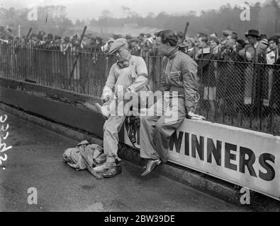 Whitney Straight gewinnt internationales Streckenrennen in Brooklands mit einer Durchschnittsgeschwindigkeit von 90 Meilen pro Stunde. Mr Whitney Straight , der junge Millionär Rennfahrer , gewann die International Trophy Rennen auf der Brooklands Strecke , Weybridge , Surrey , in dem alle Risse englischen Fahrer nahmen Teil . Foto zeigt, Earl Howe mit Herrn Whitney Straight, der das Rennen gewonnen. 28. März 1933 30er, 30er, 30er, 30er, 30er, 30er Jahre Stockfoto