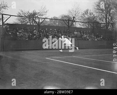 Miss Dorothy Runde Stretching für einen Schuss in ihrem Tennis Spiel. April 1934 Stockfoto