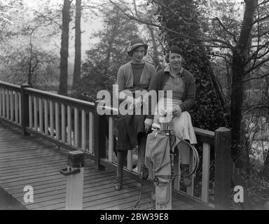 Damen parlamentarische Golf in Ranelagh . Die Ladies Parliamentary Golf Cub eröffnete seine Frühjahrstagung im Ranelagh Club, London. Foto zeigt, Miss Lampson und Miss R Rankin. 27. April 1934 Stockfoto