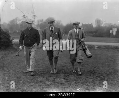 Lord Strabolgi in Parlamentarischen Golf Handicap bei Walton Heath - Sohn fungiert als Caddy. Lord Strabolgi (ehemals Commander Kenworthy), war unter den Wettbewerbern in der parlamentarischen Golf Handicap, in dem 120 Mitglieder des Parlaments nahm an der ersten Runde auf dem Walton Heath Course gespielt, Surrey. Foto zeigt, Lord Strabolgi mit seinem Sohn, der als sein Vater ' s Caddy beim Turnier gehandelt. 28 März 1933 Stockfoto