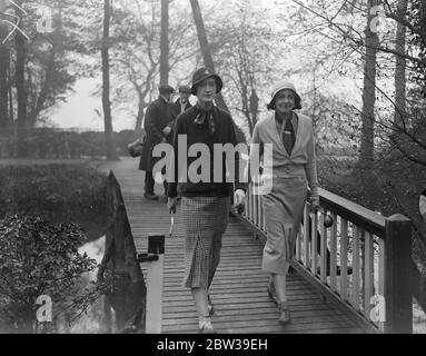 Damen parlamentarische Golf in Ranelagh . Die Ladies Parliamentary Golf Cub eröffnete seine Frühjahrstagung im Ranelagh Club, London. Foto zeigt, Frau Euan Wallace (links) und die Hon Frau Robert Jenkinsen. 27. April 1934 Stockfoto