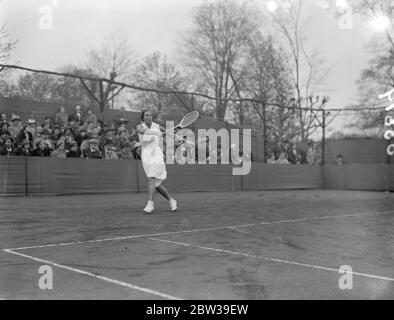 Miss Dorothy Round nimmt einen Schuss in ihrem Tennis Spiel. April 1934 Stockfoto