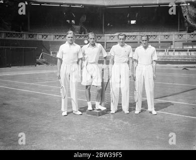 Davis Cup Spieler in Wimbledon für Challenge-Runde. Mitglieder des englischen Davis Cup-Teams üben in Wimbledon für die Challenge-Runde gegen Amerika morgen. Das Davis Cup Team in Wimbledon, Raymond Tuckey, Bunny Austin, Fred Perry und Patrick Hughes. 26 Juli 1935 Stockfoto