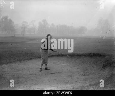 Damen parlamentarische Golf in Ranelagh . Die Ladies Parliamentary Golf Cub eröffnete seine Frühjahrstagung im Ranelagh Club, London. Foto zeigt, die Marchioness Headfort Chipping aus dem Bunker am sechsten Loch. 27. April 1934 Stockfoto