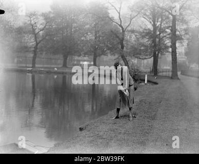 Damen parlamentarische Golf in Ranelagh . Die Ladies Parliamentary Golf Cub eröffnete seine Frühjahrstagung im Ranelagh Club, London. Foto zeigt, die Marchioness Carisbrooke im Spiel durch die Wasserkante nähert sich der 16. Grün während der Spiele. 27. April 1934 Stockfoto