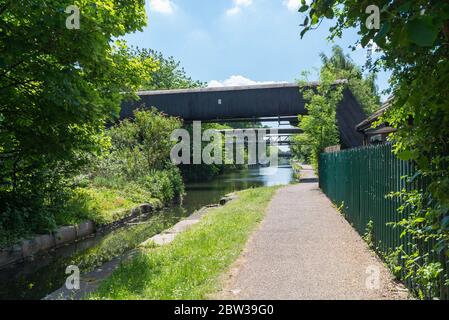 Birmingham und Fazeley Canal in Nechells, Birmingham in der Nähe der Gravelly Hill Interchange, auch bekannt als Spaghetti Junction Stockfoto