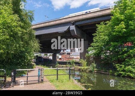 Unterseite der autobahn m6 in Nechells, Birmingham in der Nähe der Gravelly Hill Interchange auch als Spaghetti Junction bekannt Stockfoto